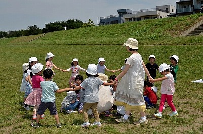 土手遊び写真